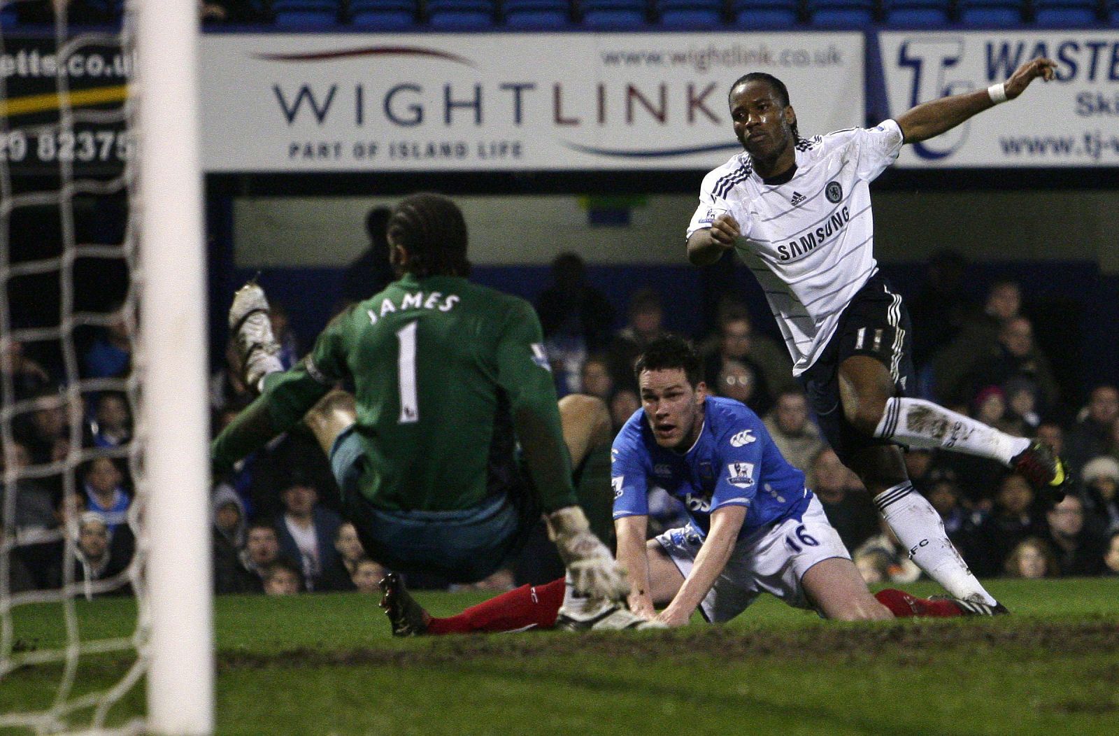 Didier Drogba supera a David James y Steve Finnan.