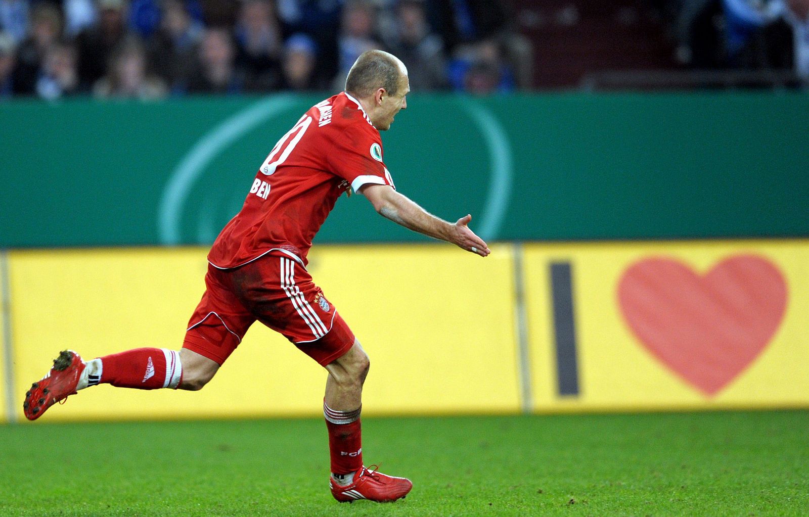 Robben celebra su gol ante el Schalke 04, que supuso la victoria y el pase a la final para el Bayern de Múnich.