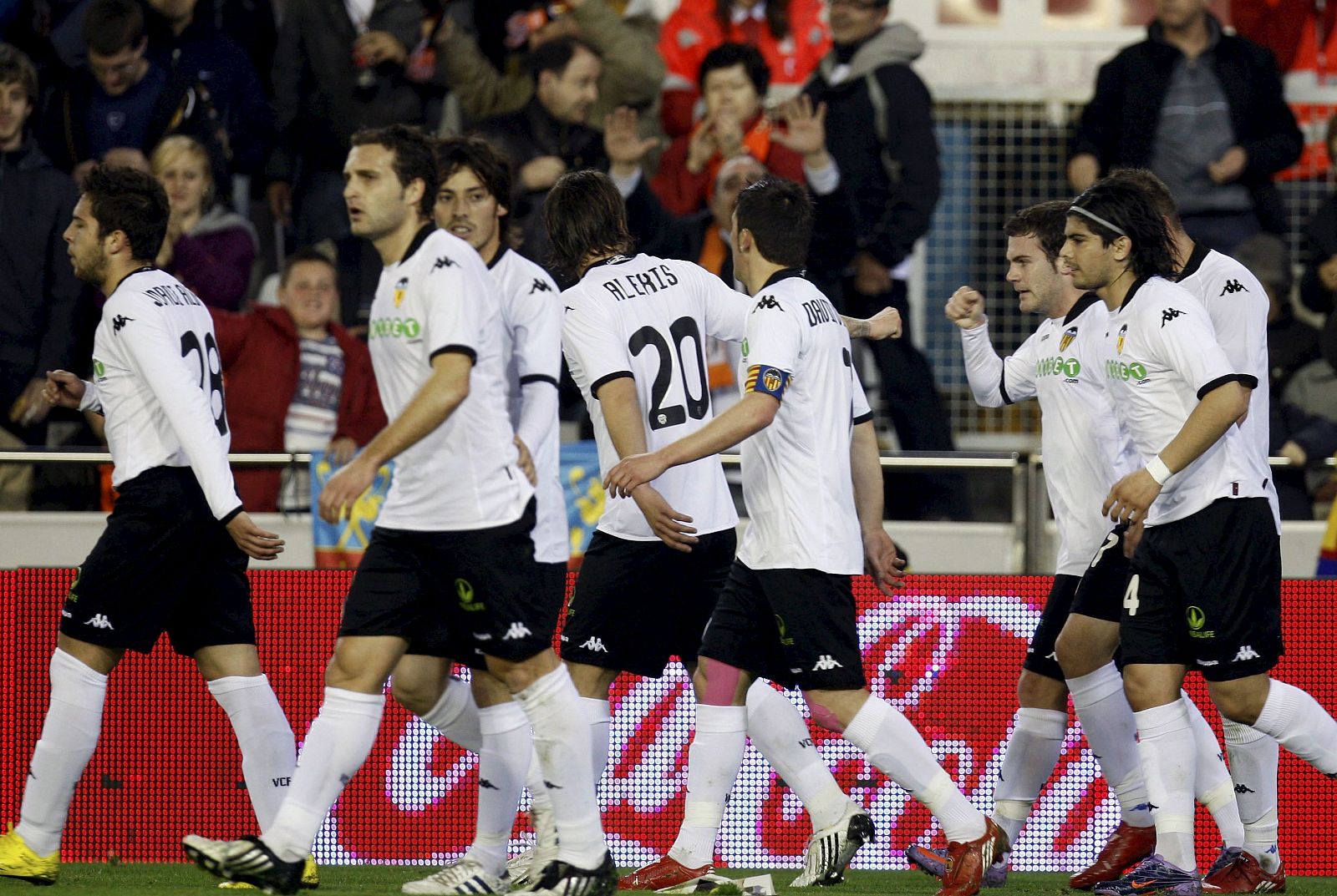 Los jugadores del Valencia celebran el primer gol conseguido ante el Málaga.