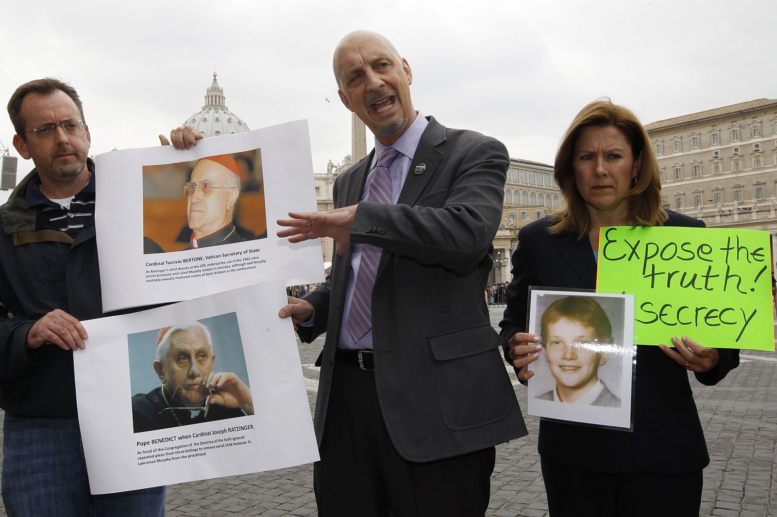 Peter Isely, John Pilmaier y Barbara Blaine, todos estadounidenses, sostienen carteles con la imagen del cardenal Tarcisio Bertone y el Papa Benedicto XVI, en una protesta contra el abuso sexual en la plaza de San Pedro en el Vaticano.