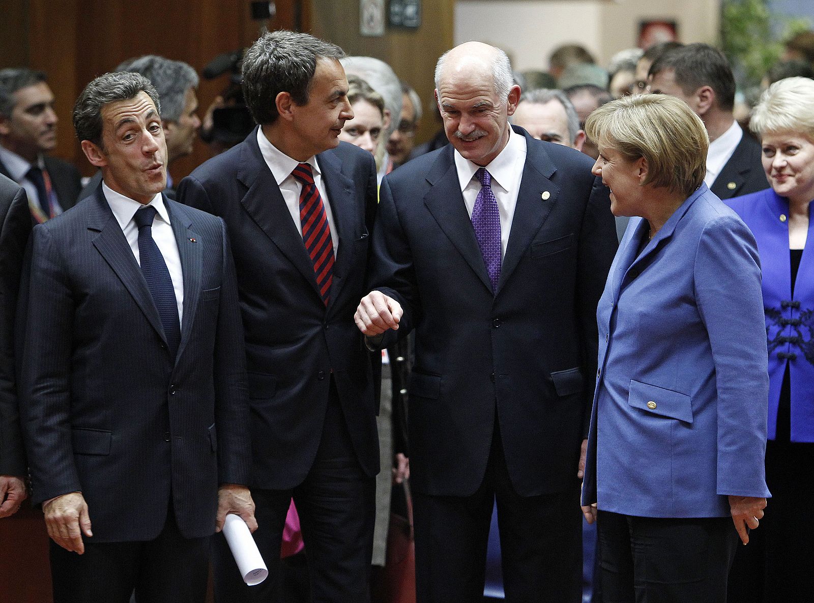 Sarkozy gesticula con Merkel entre Zapatero y Papandreu al comienzo del Consejo Europeo.