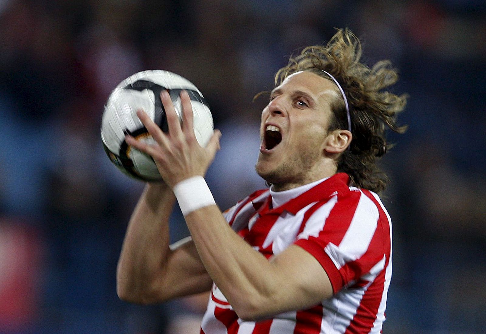 Diego Forlán celebra con pasión su gol ante el Athletic de Bilbao.