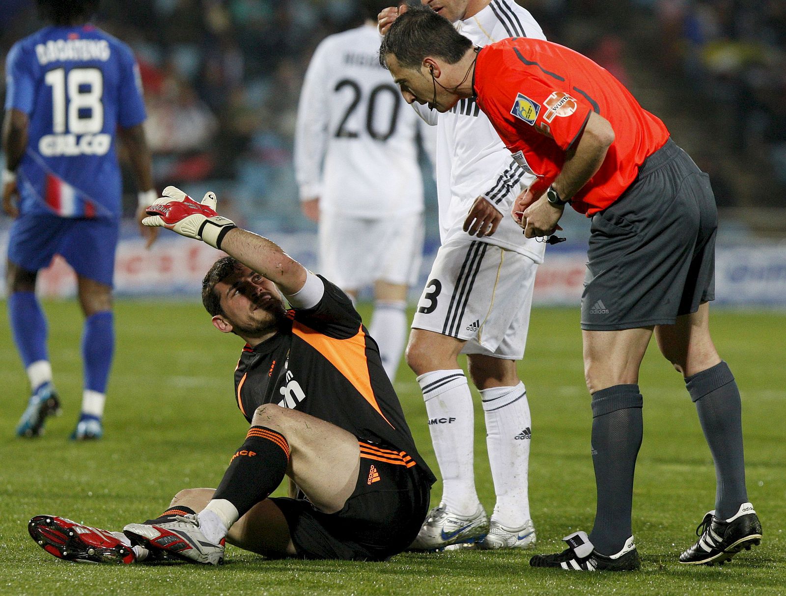 El guardameta del Real Madrid, Iker Casillas (i), se queja al árbitro Fernández Borbalán tras la entrada del centrocampista Daniel Parejo