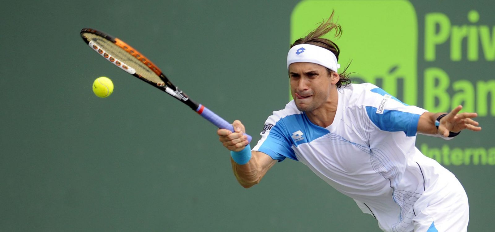 El español David Ferrer devuelve una pelota al francés Michael Llodra durante su partido de segunda ronda en el Torneo de Tenis Sony Ericsson en Cayo Vizcaíno.