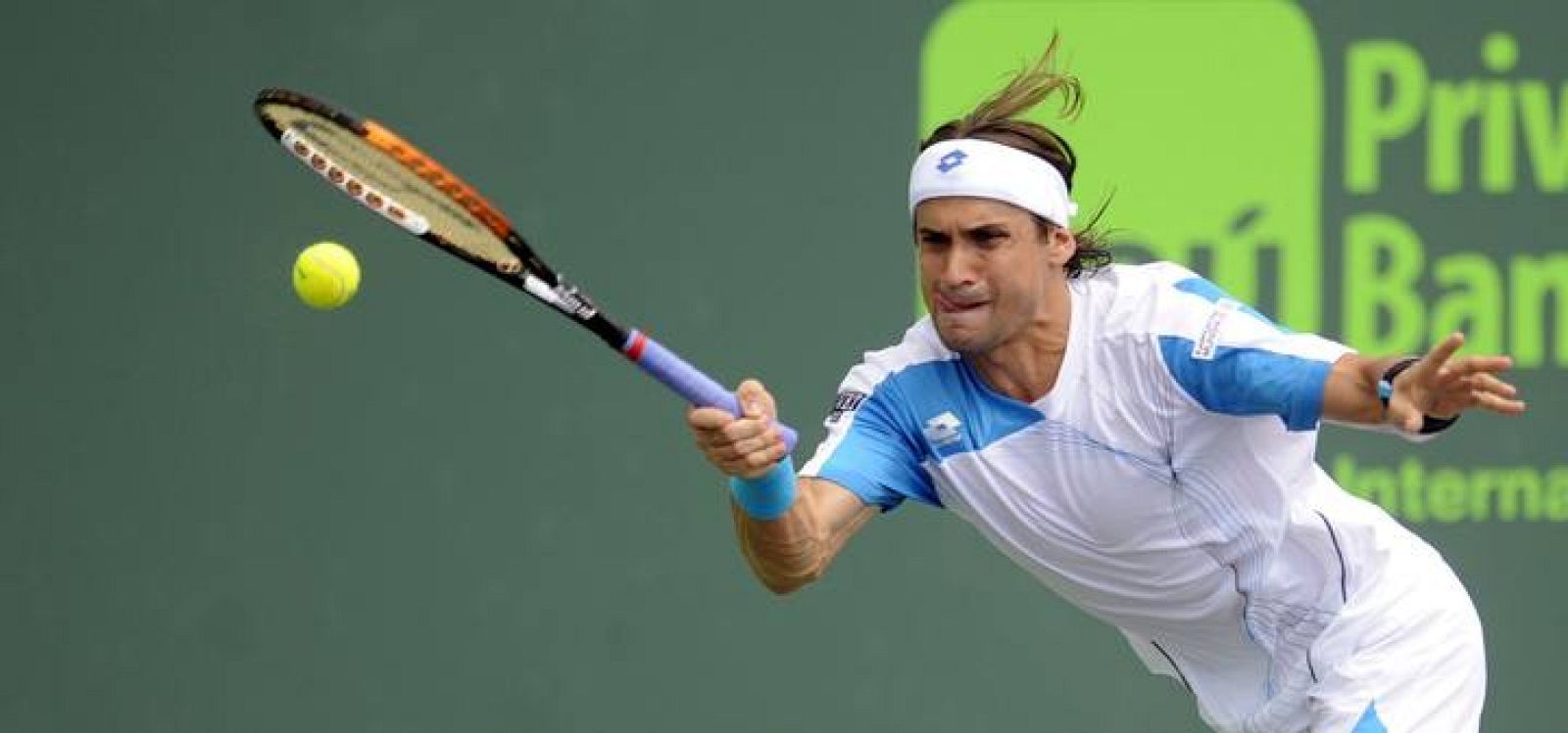 El español David Ferrer devuelve una pelota al francés Michael Llodra durante su partido de segunda ronda en el Torneo de Tenis Sony Ericsson en Cayo Vizcaíno.