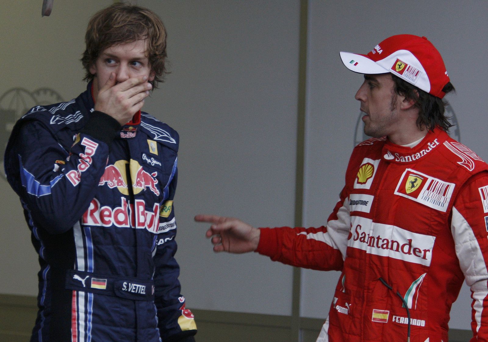 Fernando Alonso habla con el alemán Sebastian Vettel después de la calificación