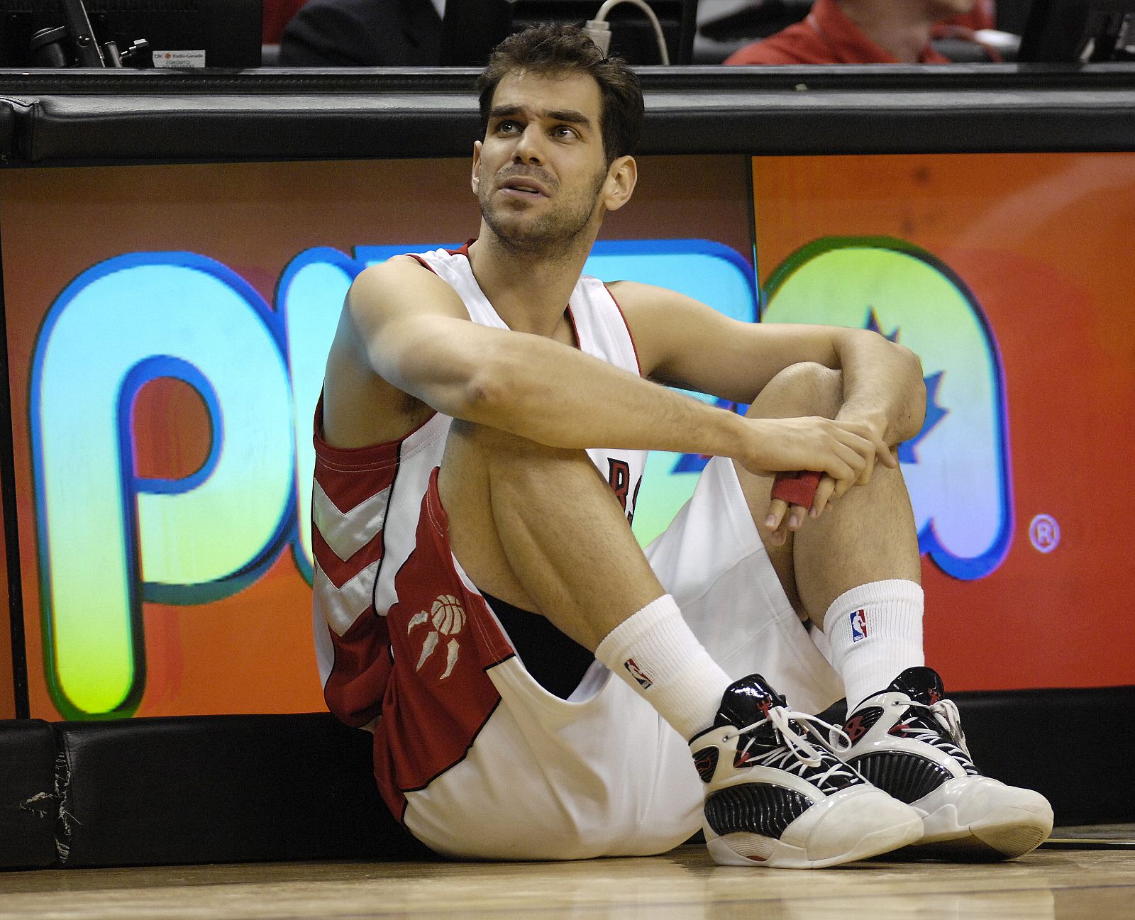 José Manuel Calderón espera su turno para entrar en el partido entre los Raptors y los Nuggets.