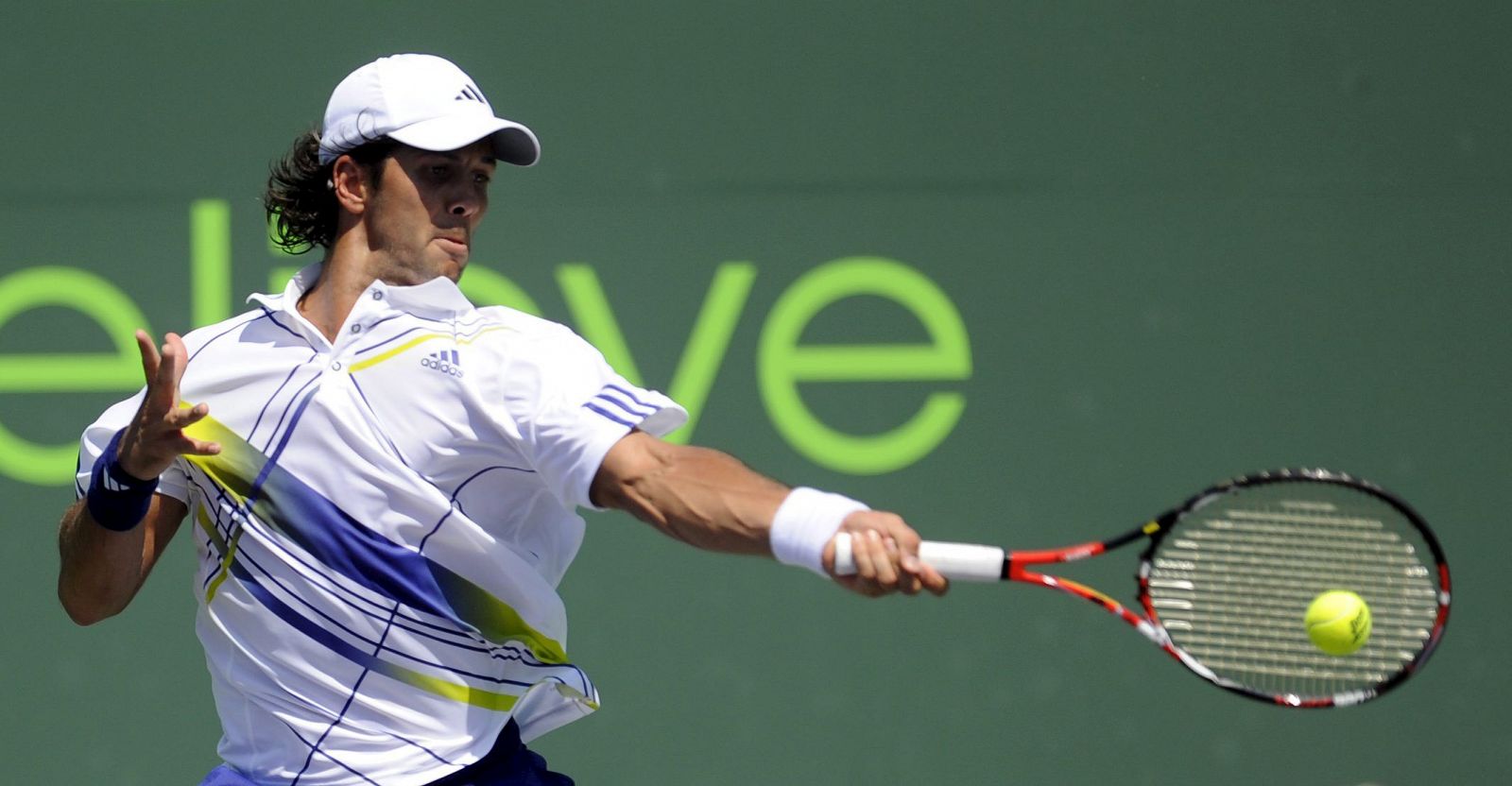 El español Fernando Verdasco devuelve una pelota al israelí Dudi Sela.