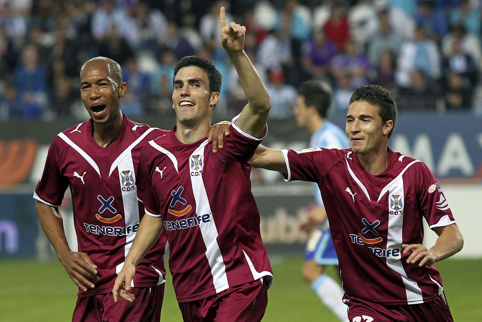 Los jugadores del Tenerife (de izquierda a derecha, Telmario de Aráujo 'Dinei', Alejandro Alfaro y Julián Omar) celebran el empate.