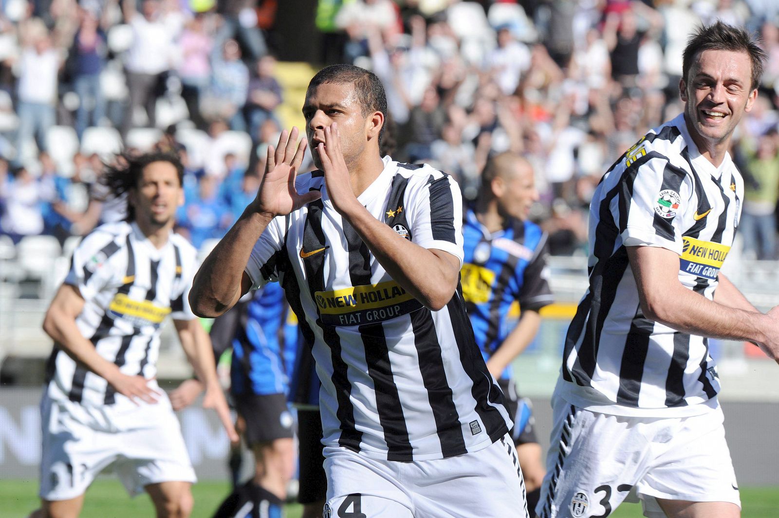 El brasileño Felipe Melo de la Juventus celebra tras marcar el gol de la victoria frente al Atalanta.