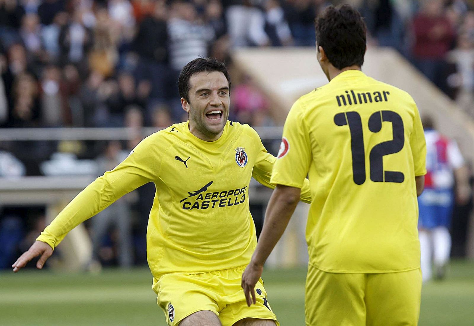 Giuseppe Rossi (i), celebra, junto a su compañero Nilmar da Silva, el primer gol del partido.