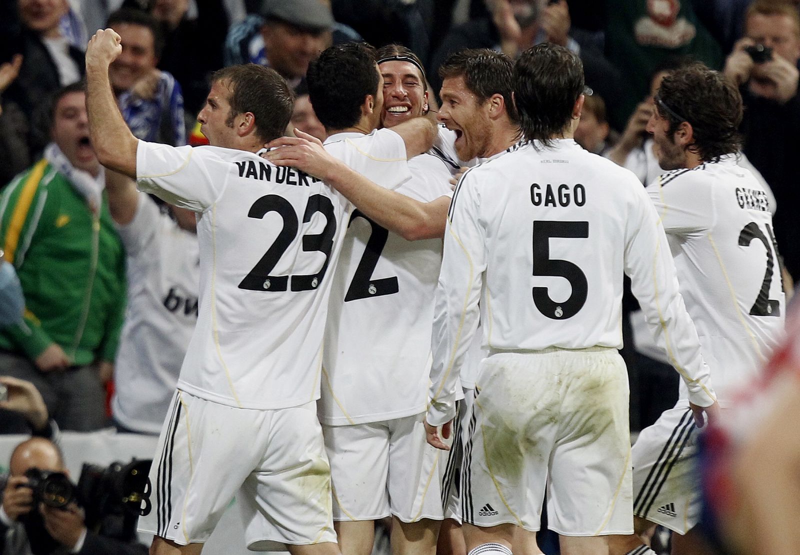 Los jugadores del Real Madrid celebran el gol de Arbeloa.