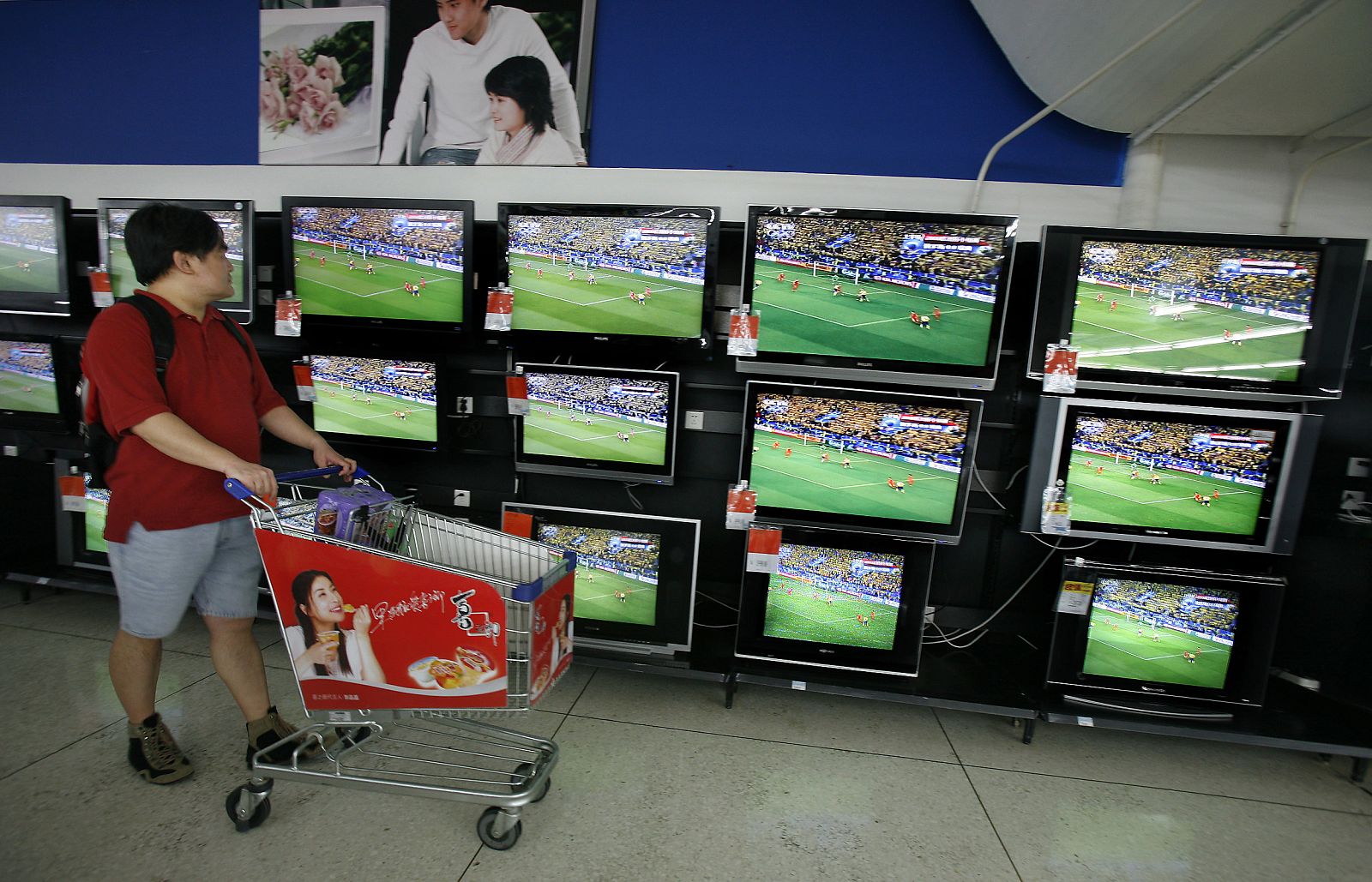 Un ciudadano chino observa un partido de la Eurocopa 2008.