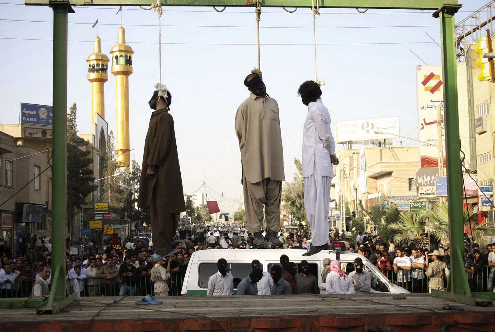 Tres hombres acusados de participar en una atentado con bomba que dejó 25 muertos en una mezquita fueron ejecutado en la ciudad de Zahedan en Irán.