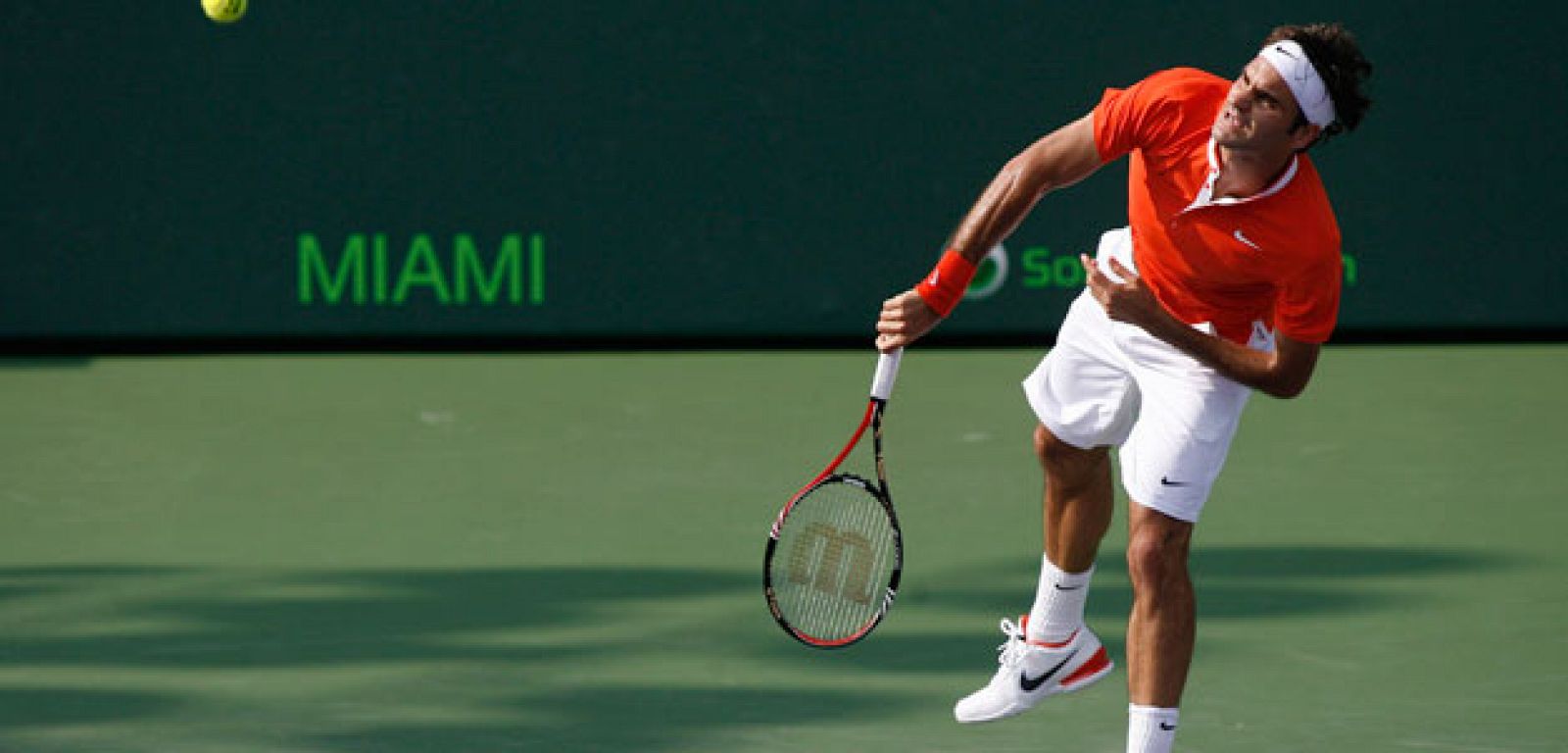 Federer sigue adelante en Miami y pasa a los octavos de final del torneo.