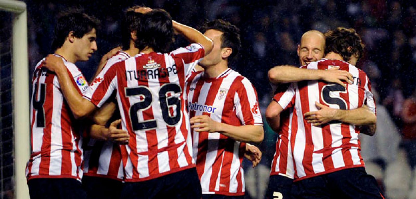Los jugadores del Athletic celebran el gol de la victoria ante el Racing.
