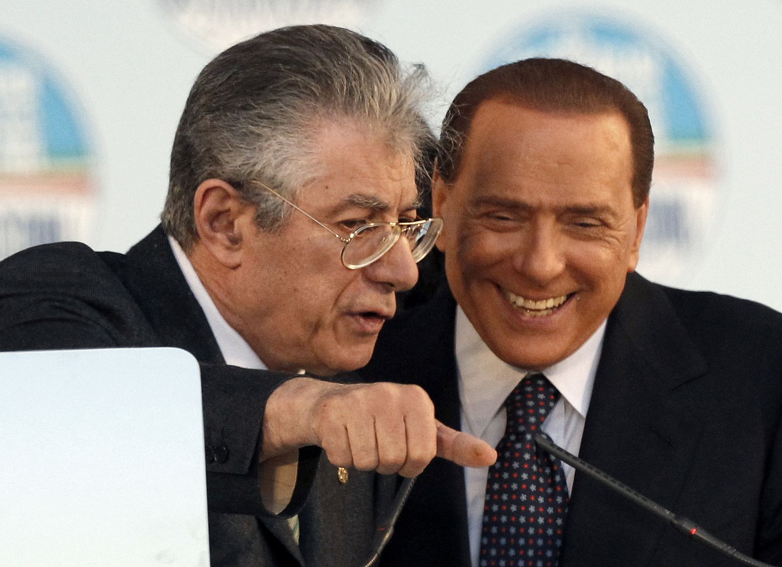 Berlusconi sonríe junto a Umberto Bossi en un mitin en Roma.