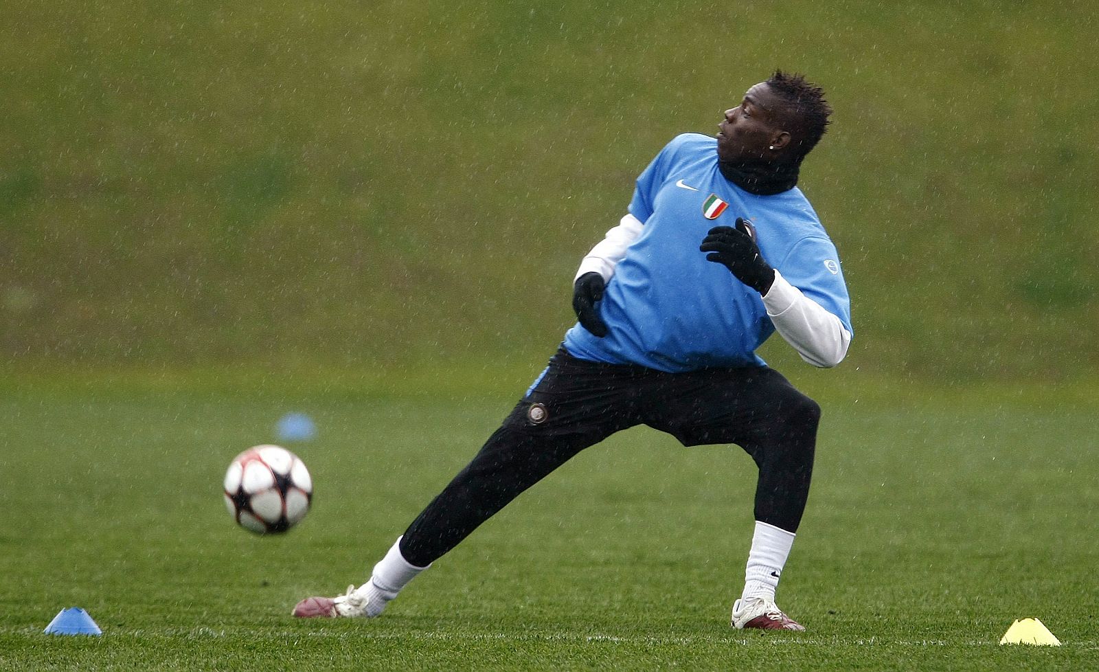 Mario Balotelli, joven y díscola estrella en la delantera del Inter, no atraviesa su mejor momento con Mourinho.