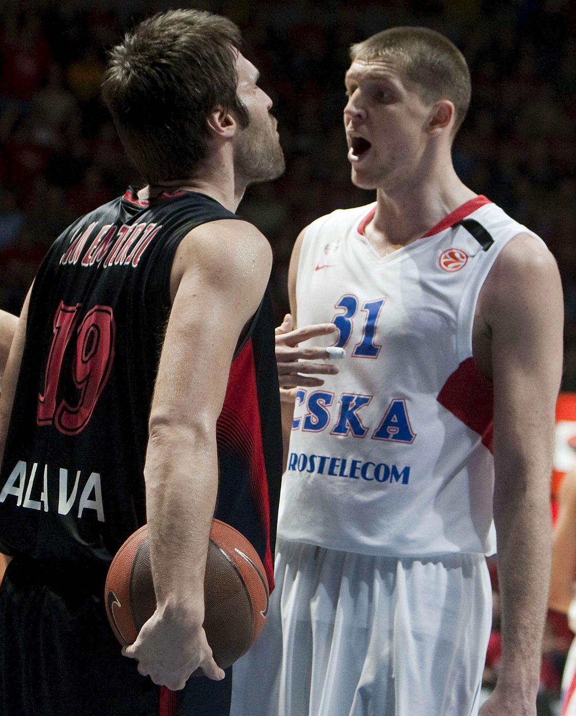 El alero del Caja Laboral Baskonia de Vitoria Fernando San Emeterio, y el pívot del CSKA de Moscú, Viktor Khryapas, enfrentados.