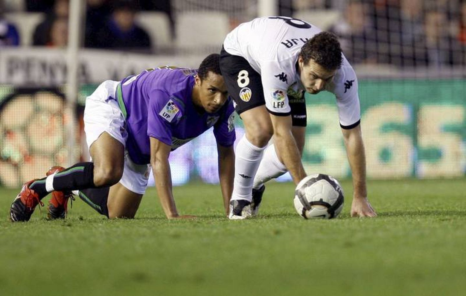 El centrocampista del Valencia, Rubén Baraja (dcha)