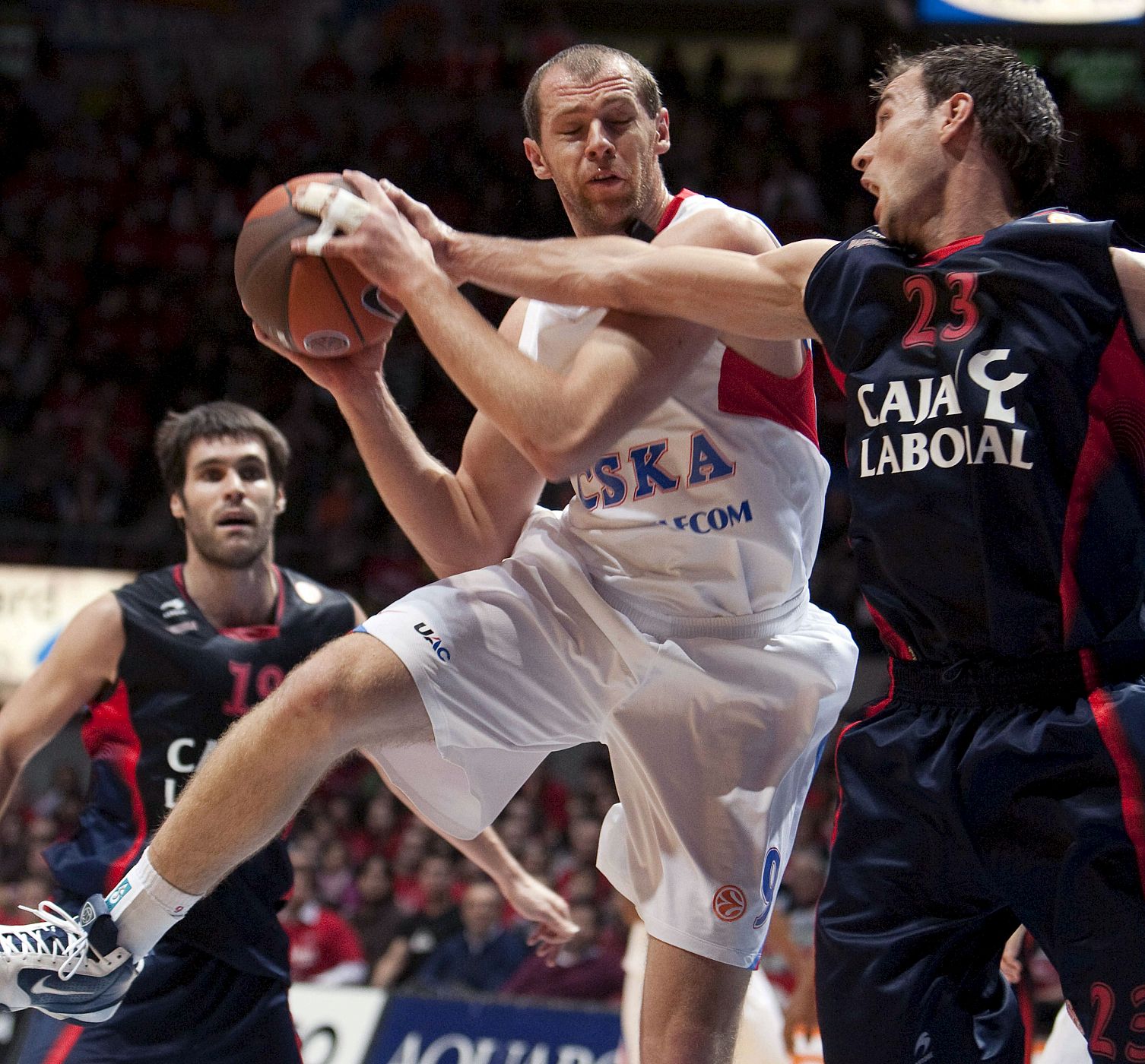 El escolta lituano del CSKA de Moscú, Ramunas Siskauskas, controla el balón ante el escolta canadiense del Caja Laboral Baskonia, Carl English.