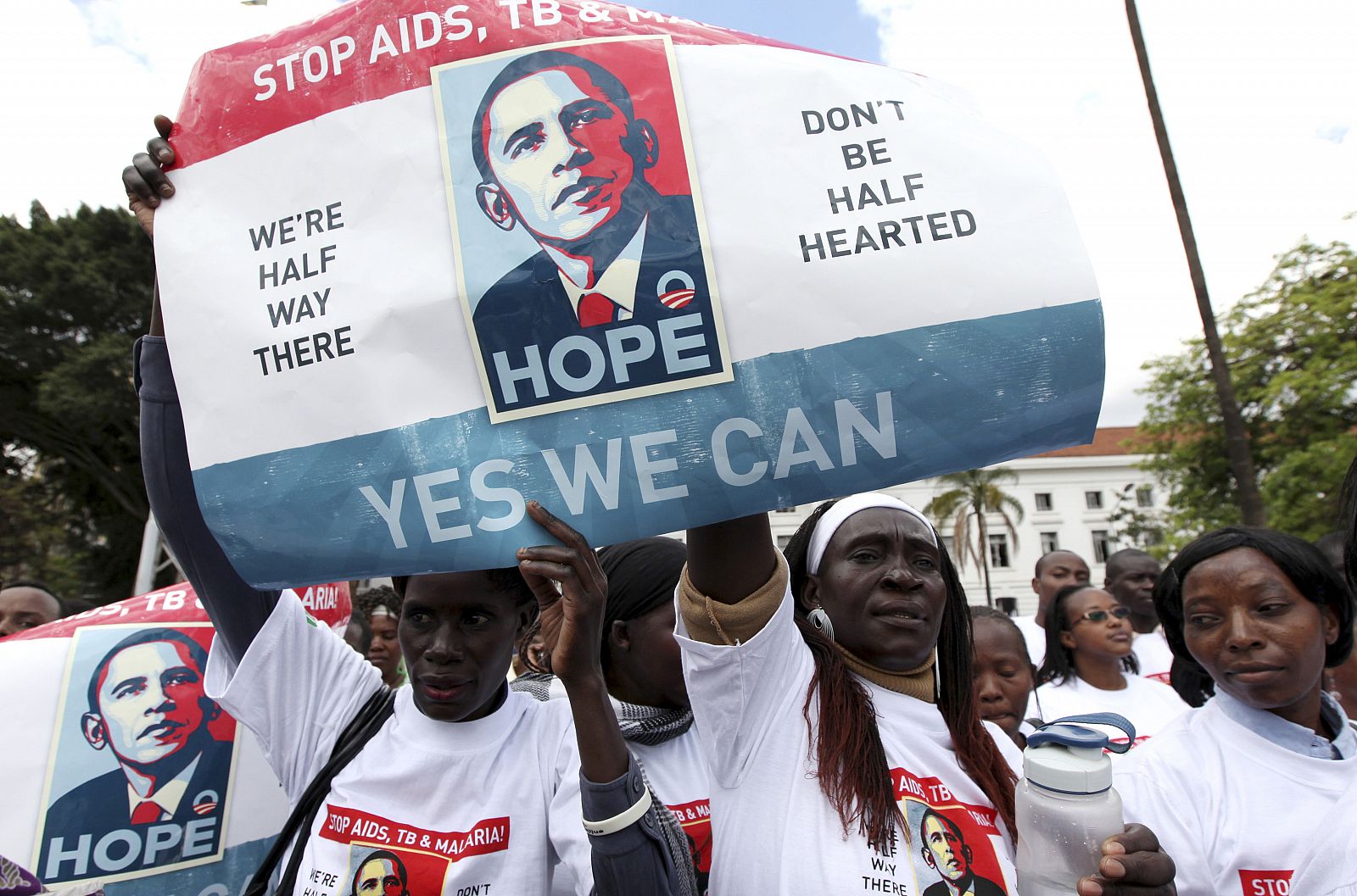 Un grupo de manifestantes kenianas sujetan un cartel con en el eslógan de la campaña electoral de Barack Obama.