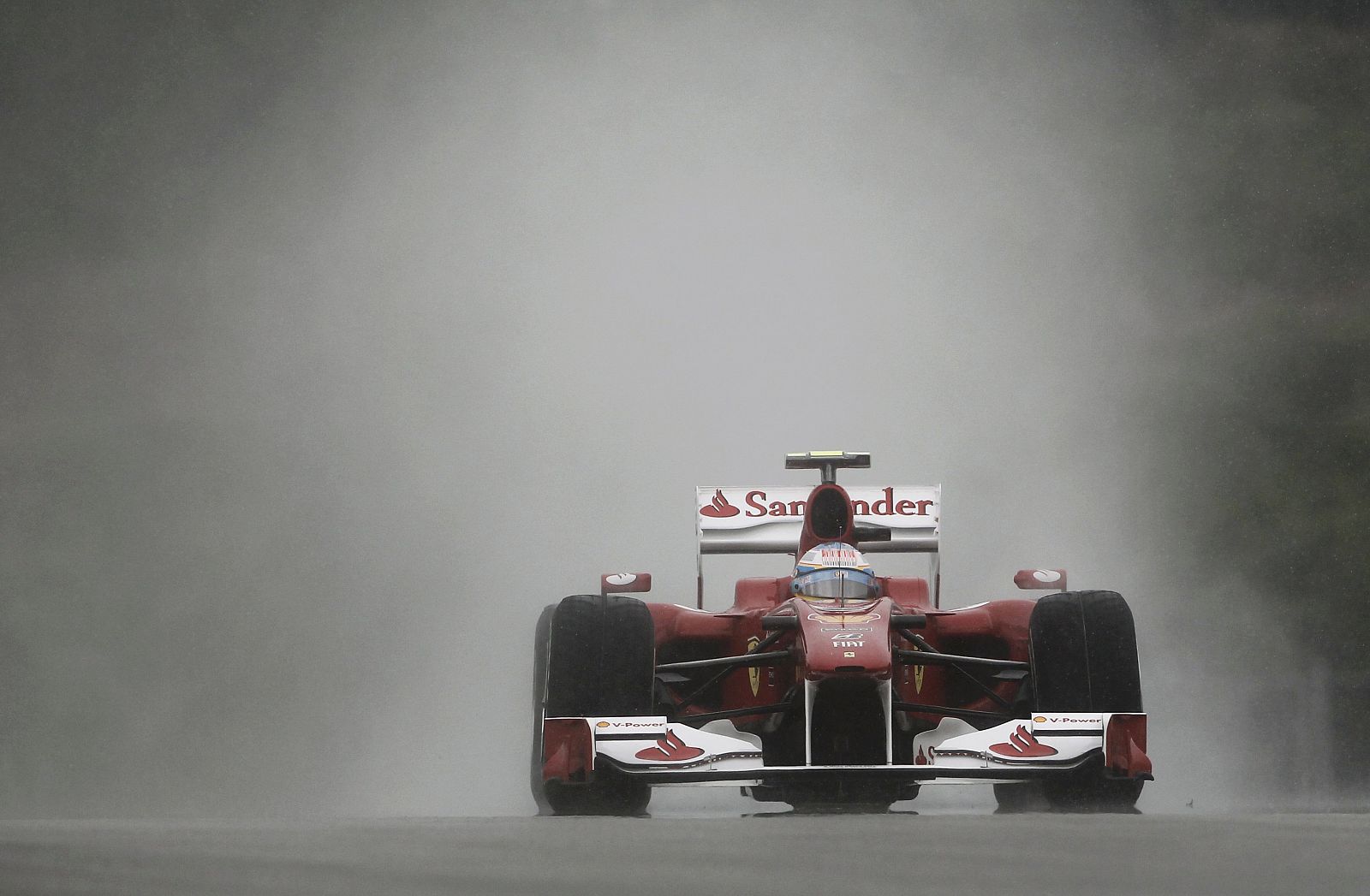 El piloto español de Ferrari, Fernando Alonso, no ha conseguido superar la Q1 por la lluvia.