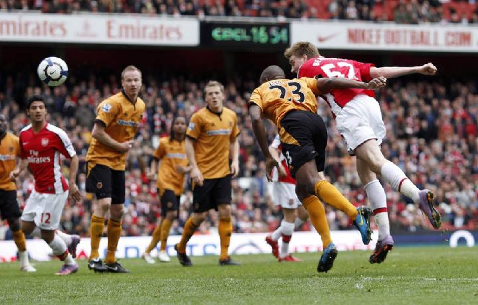 Bendtner cabeceando y consiguiendo el gol del Arsenal en el tiempo de descuento.