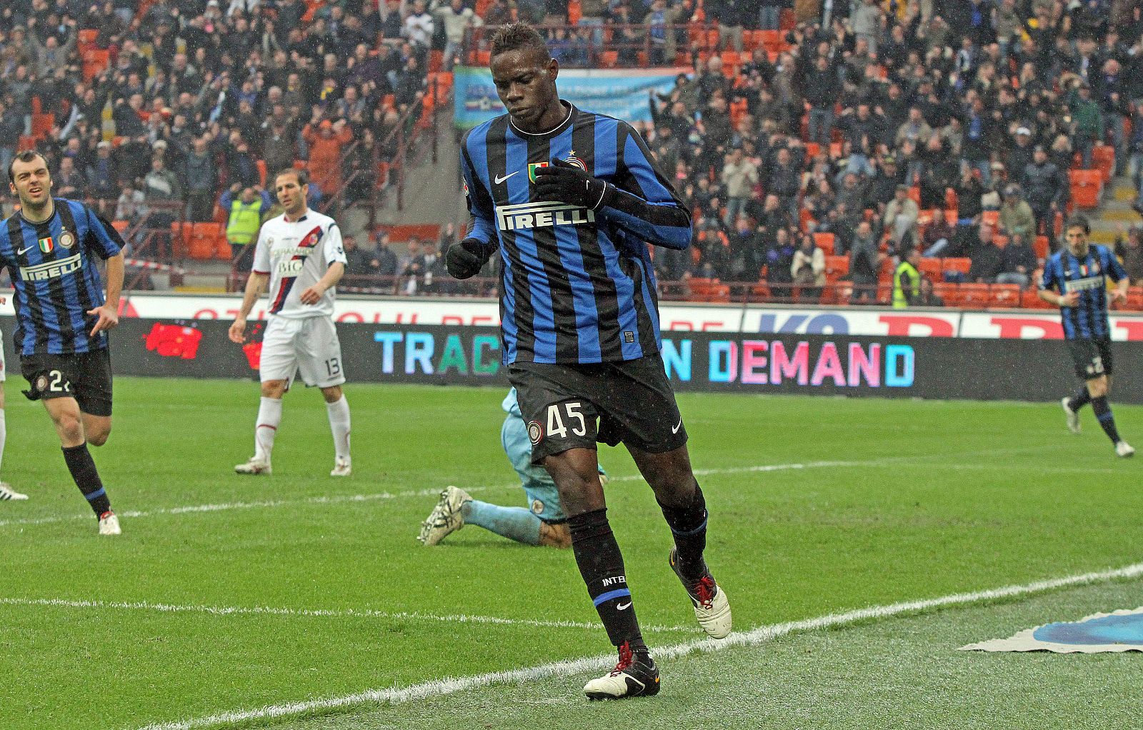 El delantero del Inter de Milán Mario Balotelli celebra su gol contra el Bolonia