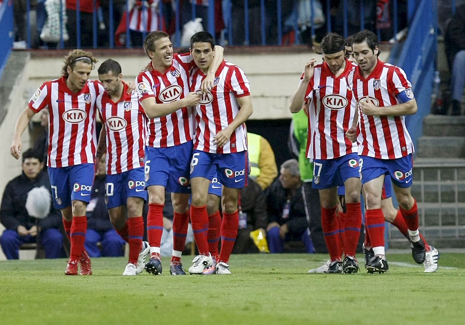 Los jugadores del Atlético de Madrid celebran el primer gol del encuentro, anotado por Juan Gutiérrez 'Juanito'