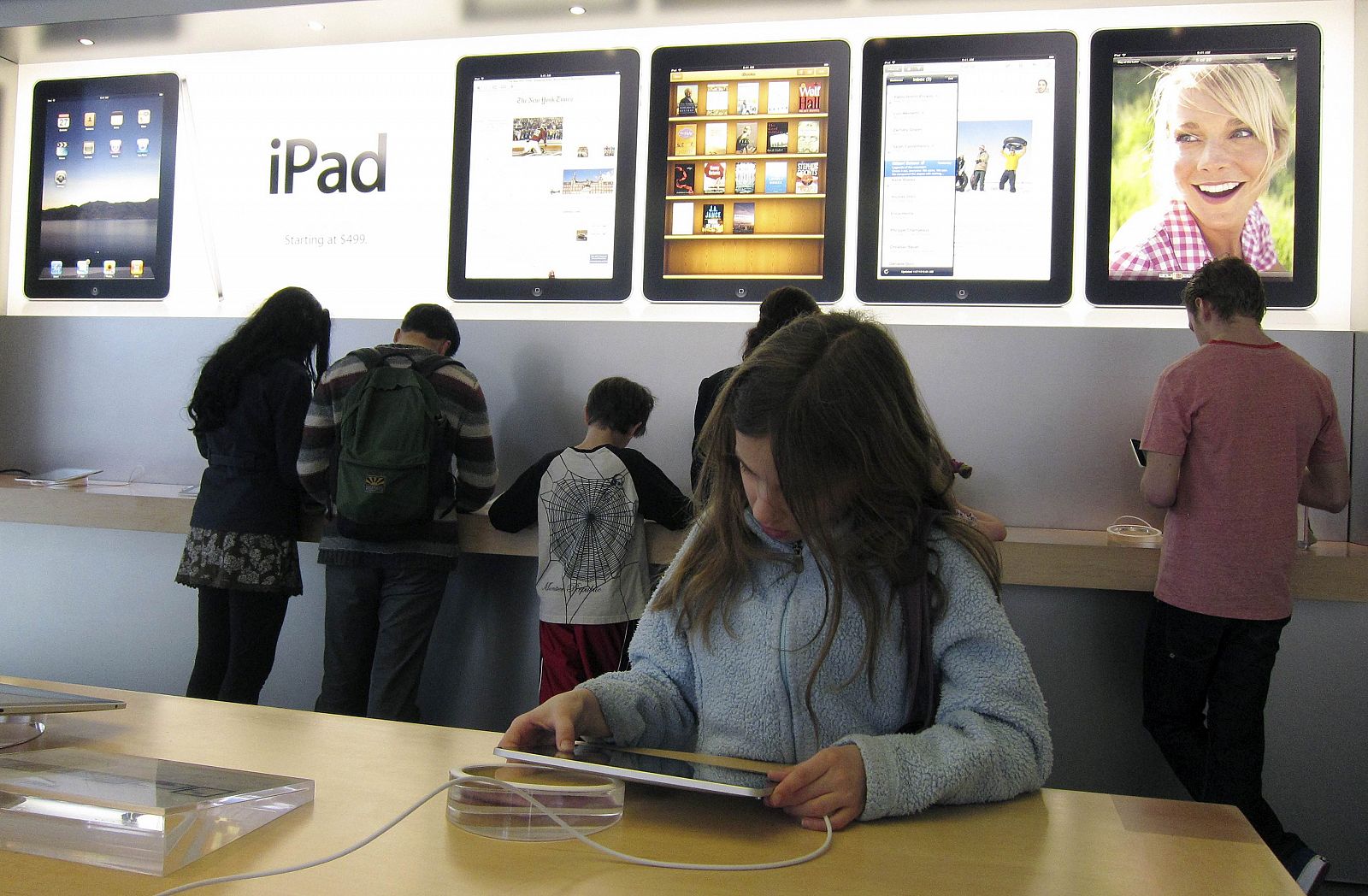 Clientes de la tienda Apple en Nueva York el día del lanzamiento del iPad.