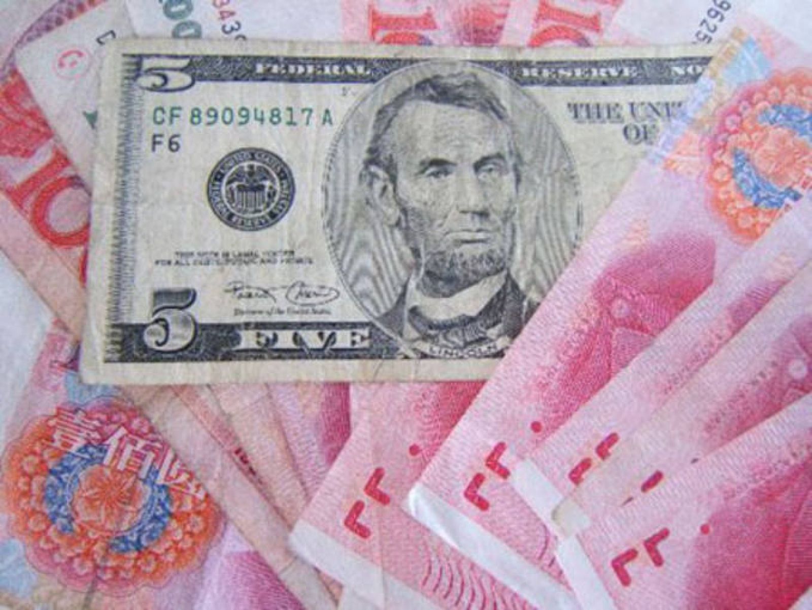 Por cada 10 yuanes se obtienen 1,465 dólares en los mercados de divisas internacionales.