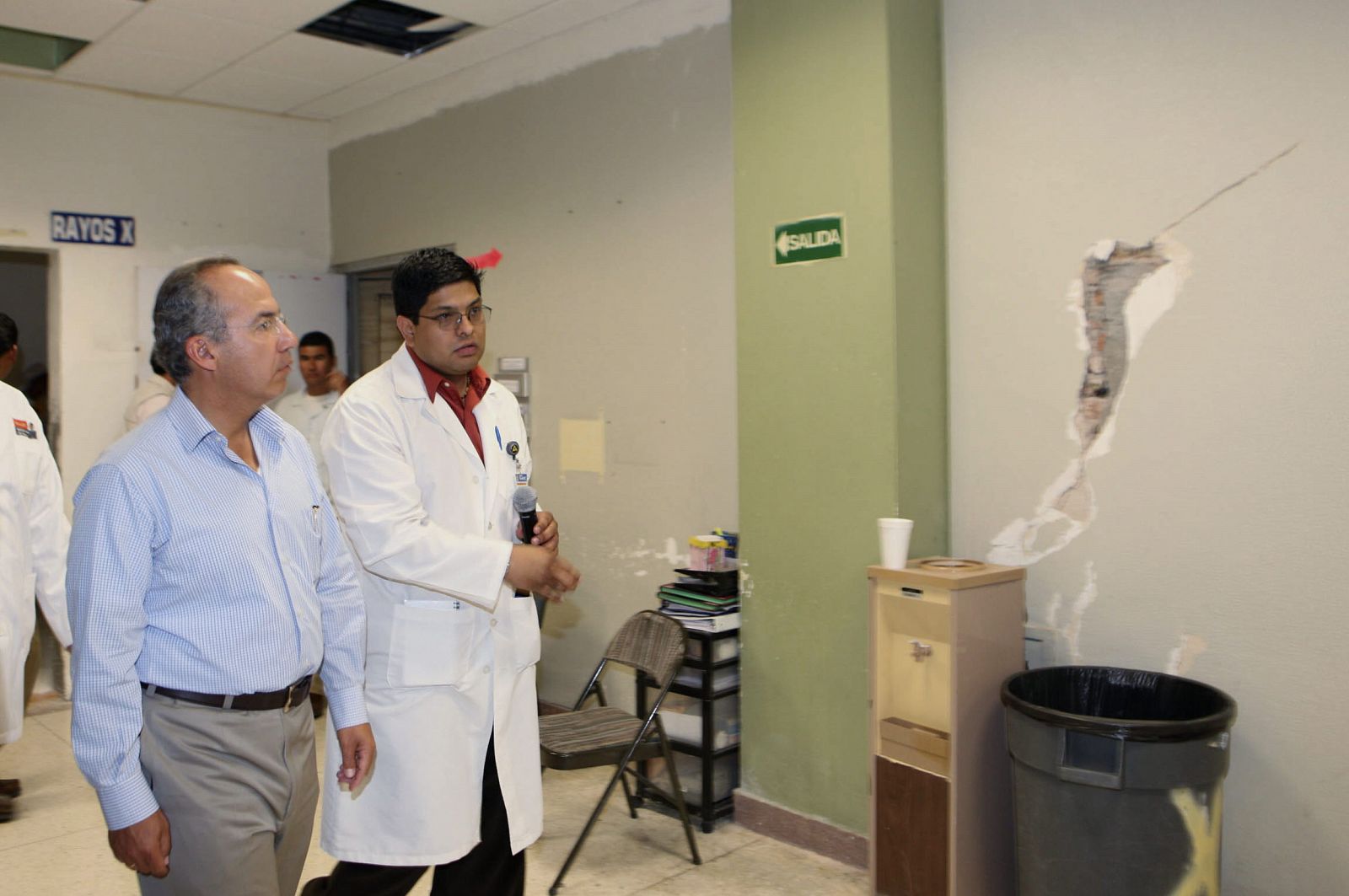 El presidente de México, Felipe Calderón, observa los daños en un hospital de México