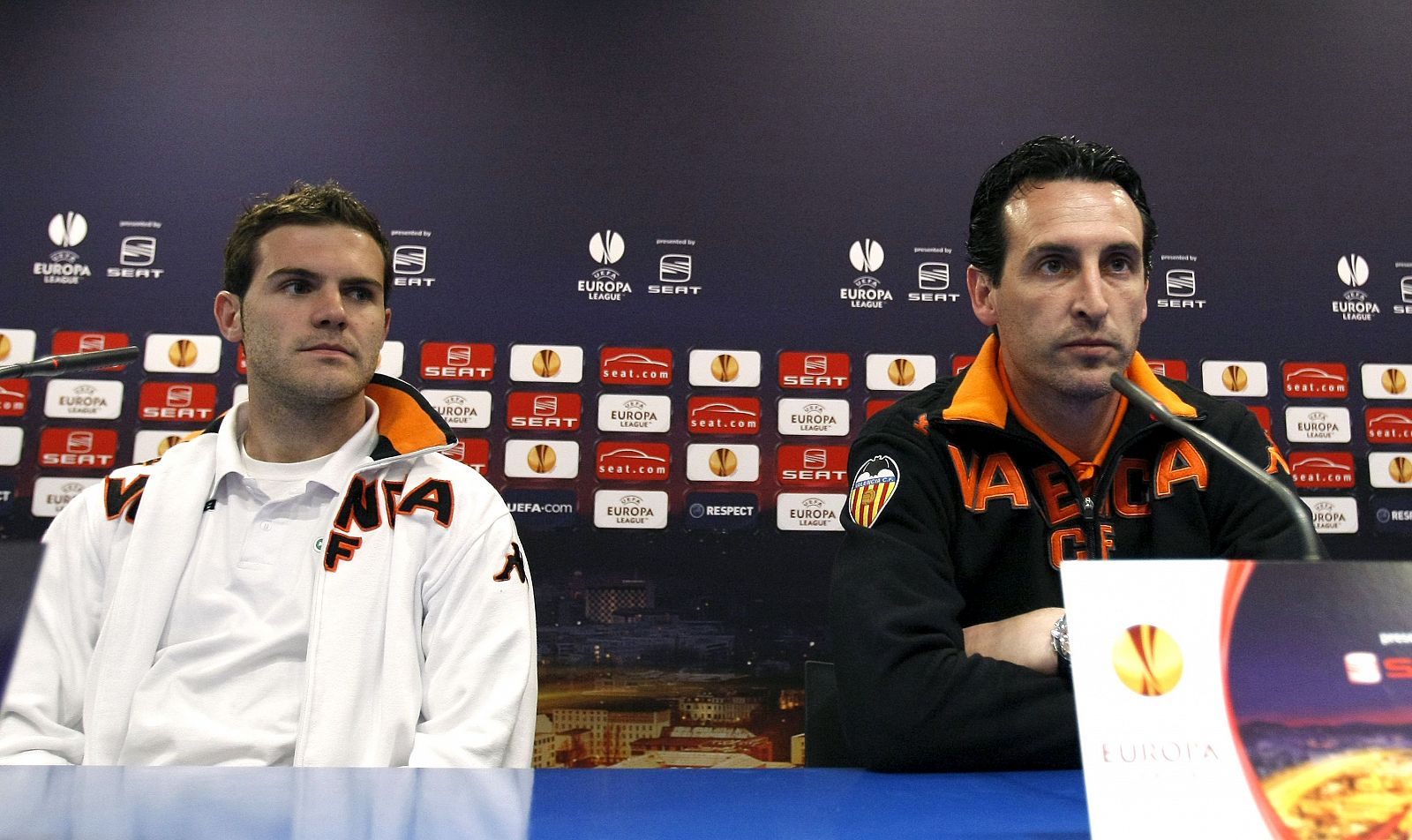 El entrenador del Valencia, Unai Emery, y el delantero Juan Mata, durante la rueda de prensa previa al partido con el Atlético.