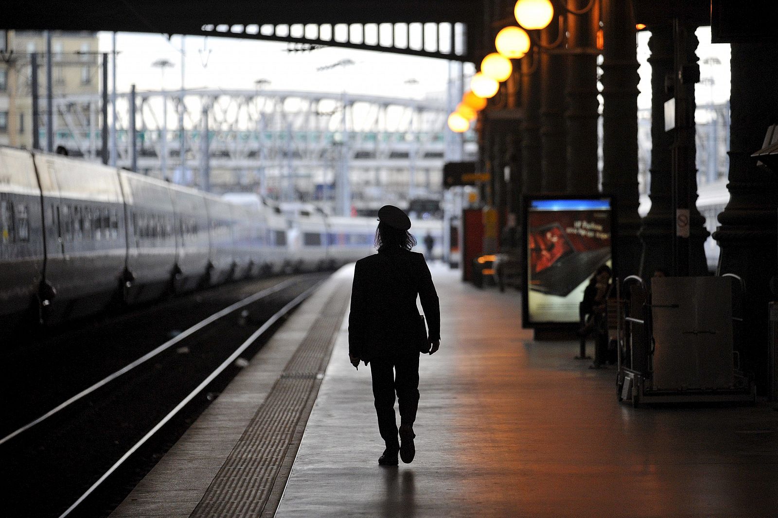 Un trabajador recorre uno de los andenes de la estación de trenes del norte en París