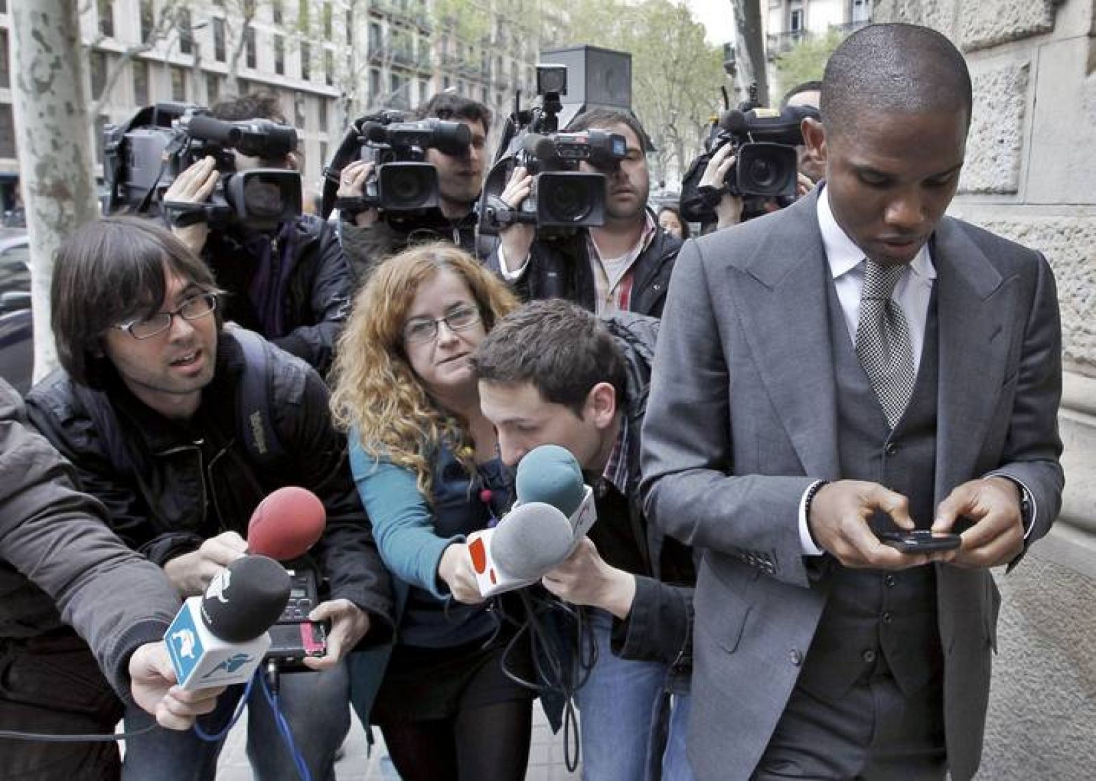 El delantero camerunés del Inter de Milán y ex jugador del FC Barcelona, Samuel Eto'o, a su salida esta mañana de los Juzgados de lo Social de Barcelona