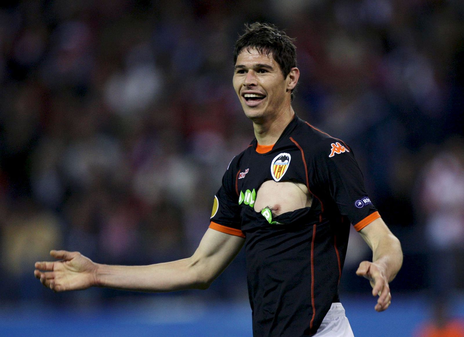 El delantero del Valencia Zigic protesta el penalti con la camiseta rasgada.