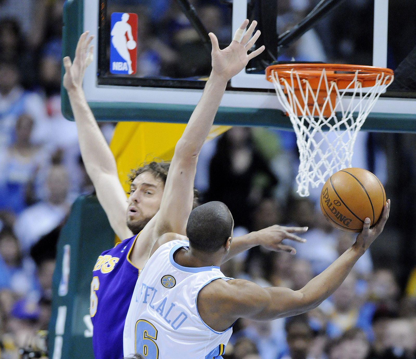 El jugador de los Nuggets Arron Afflalo lanza a la cesta evitando la marca de Pau Gasol