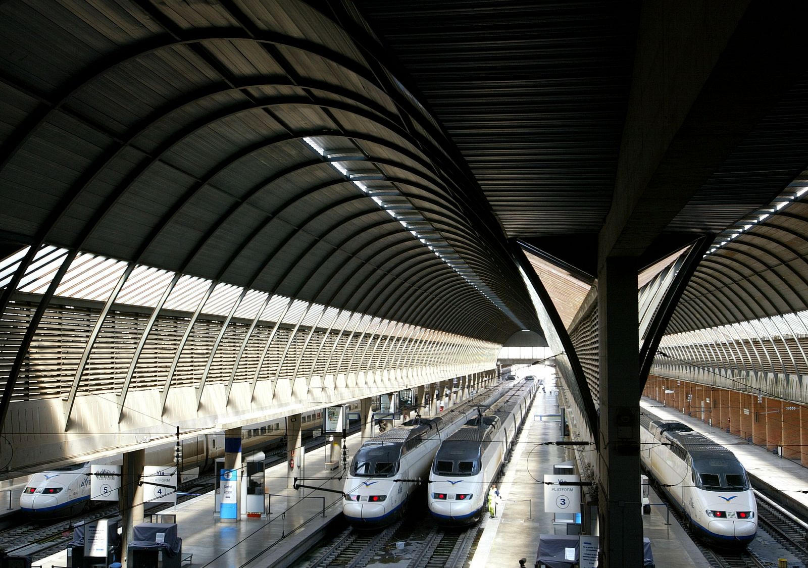 Trenes del AVE en la estación de Santa Justa de Sevilla