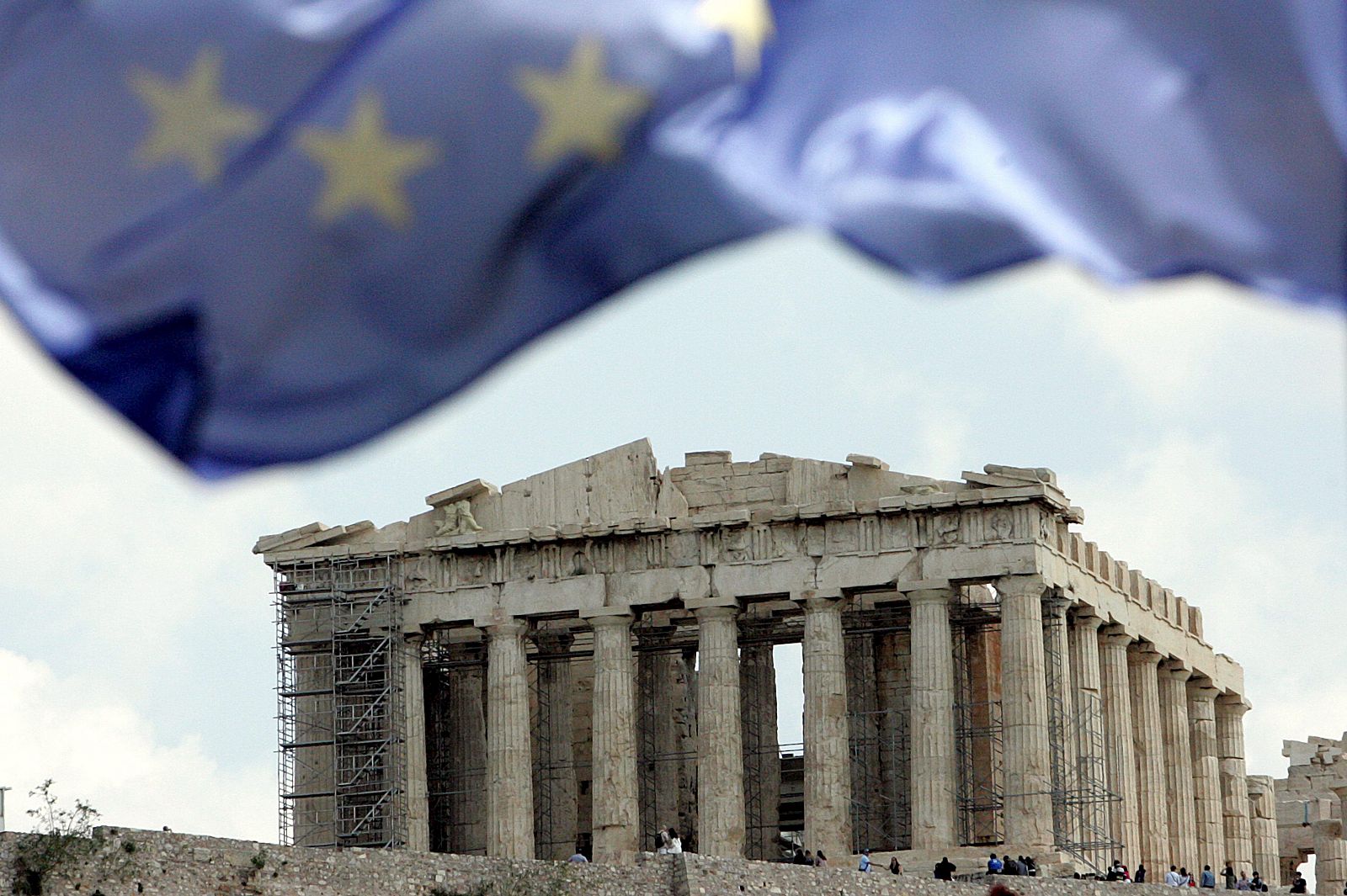 Crecen las presiones de los mercados financieros para que Atenas recurra al plan de rescate diseñado por la UE.