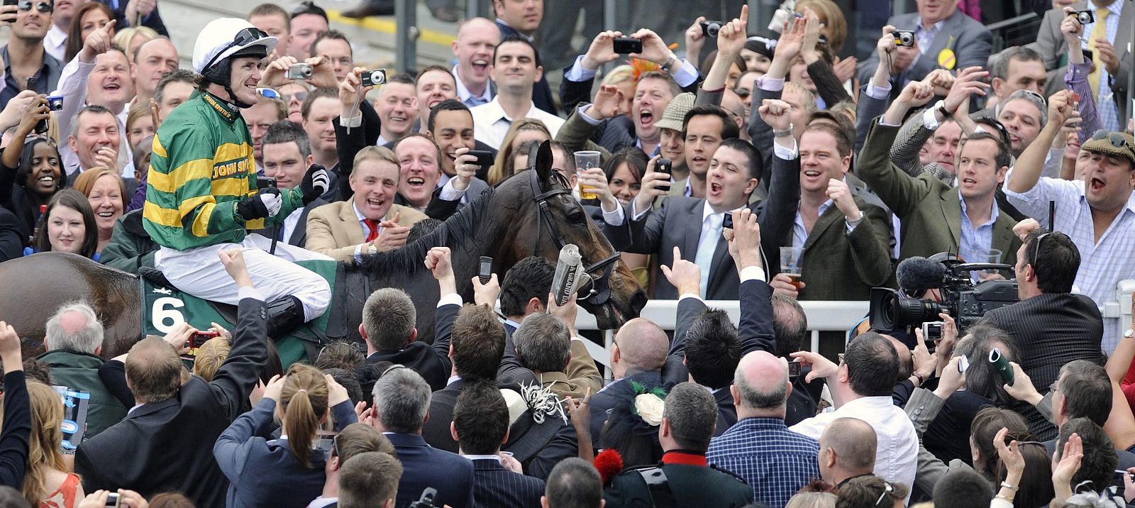 Tony McCoy sonríe a lomos de "Don't Push it" después de ganar el Grand National.