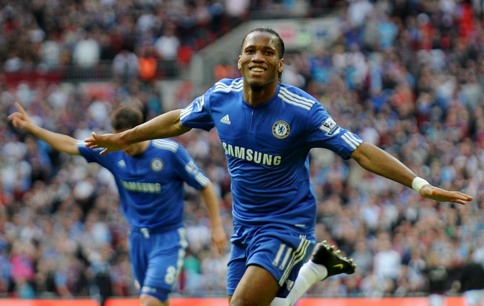 Didier Drogba del Chelsea celebra tras anotar contra el Aston Vila