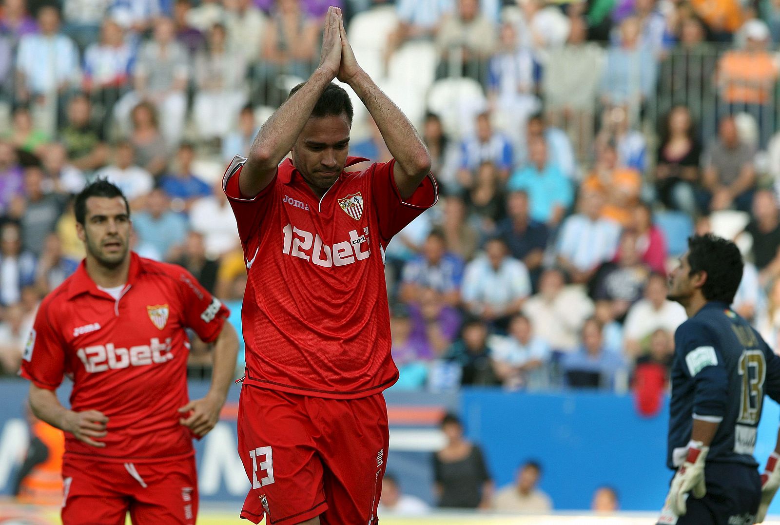 El defensa del Sevilla F.C. Manuel Jesús Ortiz "Lolo" tras marcar el segundo gol del equipo
