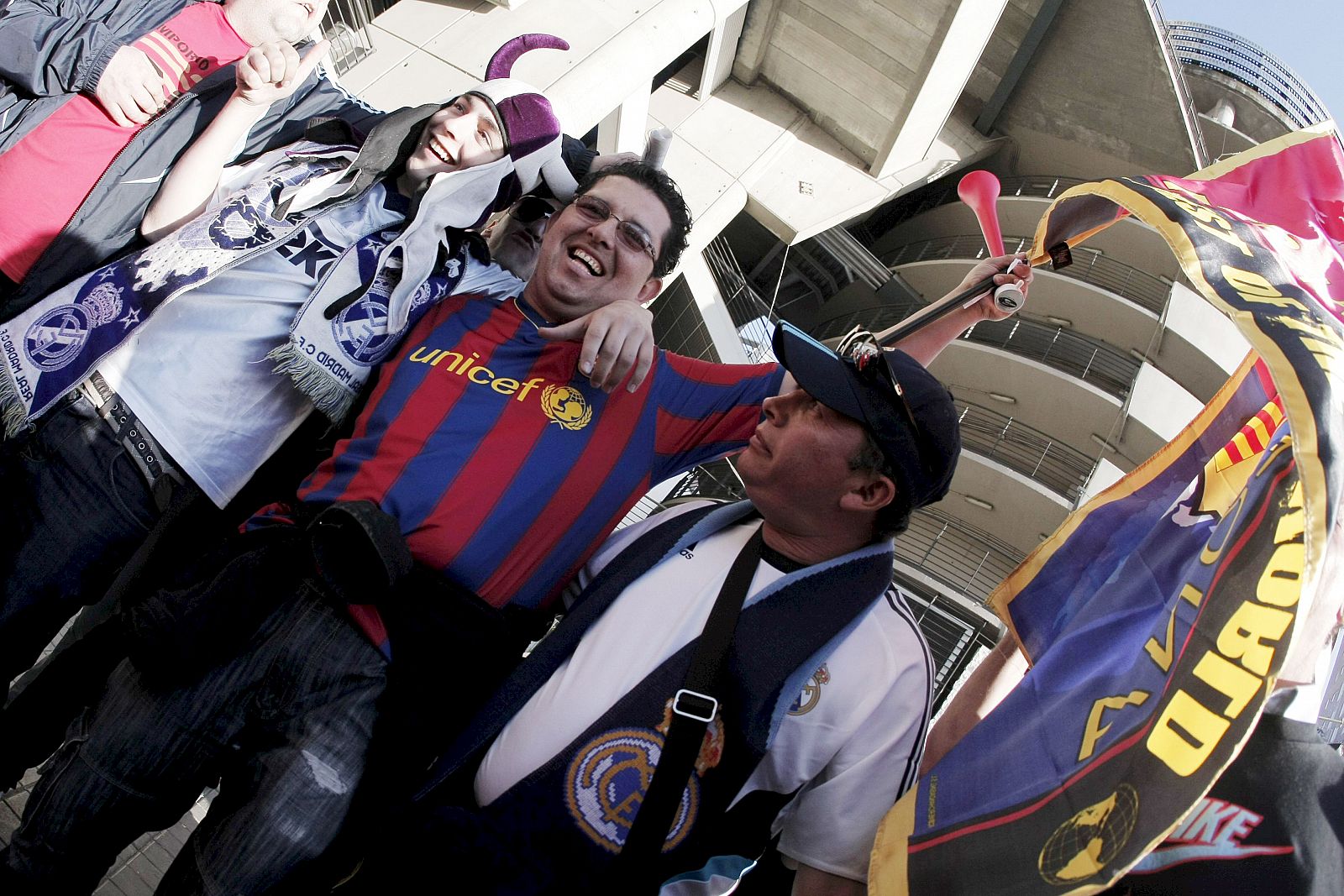 Antes del partido, buen ambiente entre los aficionados de ambos equipos, que se prestaban a una agradable foto de familia.