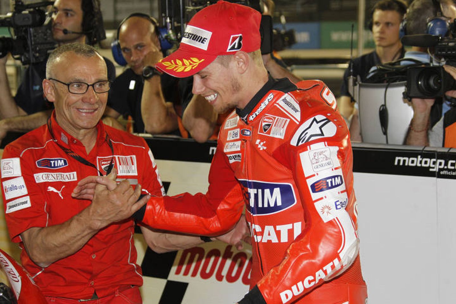Casey Stoner es felicitado por su gran actuación en los entrenamientos cronometrados.