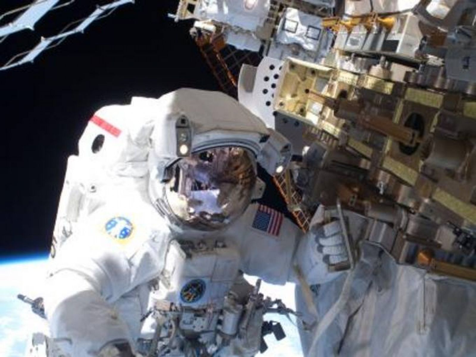 Los astronautas Clayton Anderson y Rick Mastracchio culminaron este domingo la segunda de las tres caminatas  de la misión del Discovery a la Estación Espacial Internacional (EEI).