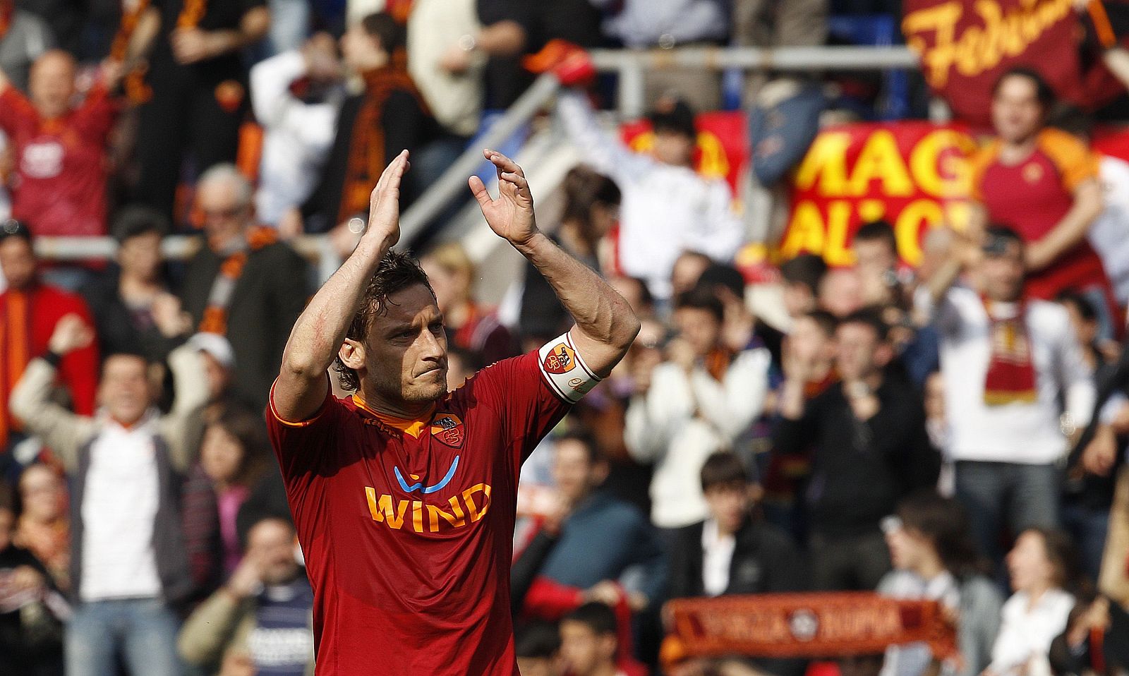 Totti, capitán de la Roma, celebra la victoria y el liderato de su equipo.