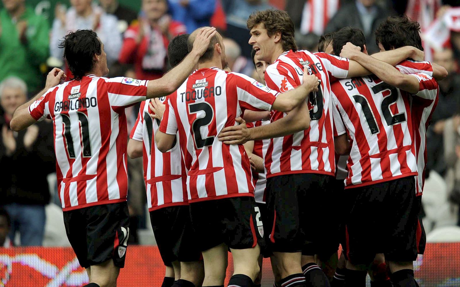 Los jugadores del Athletic de Bilbao celebran el primer gol de su equipo materializado por el centrocampista Javi Martínez