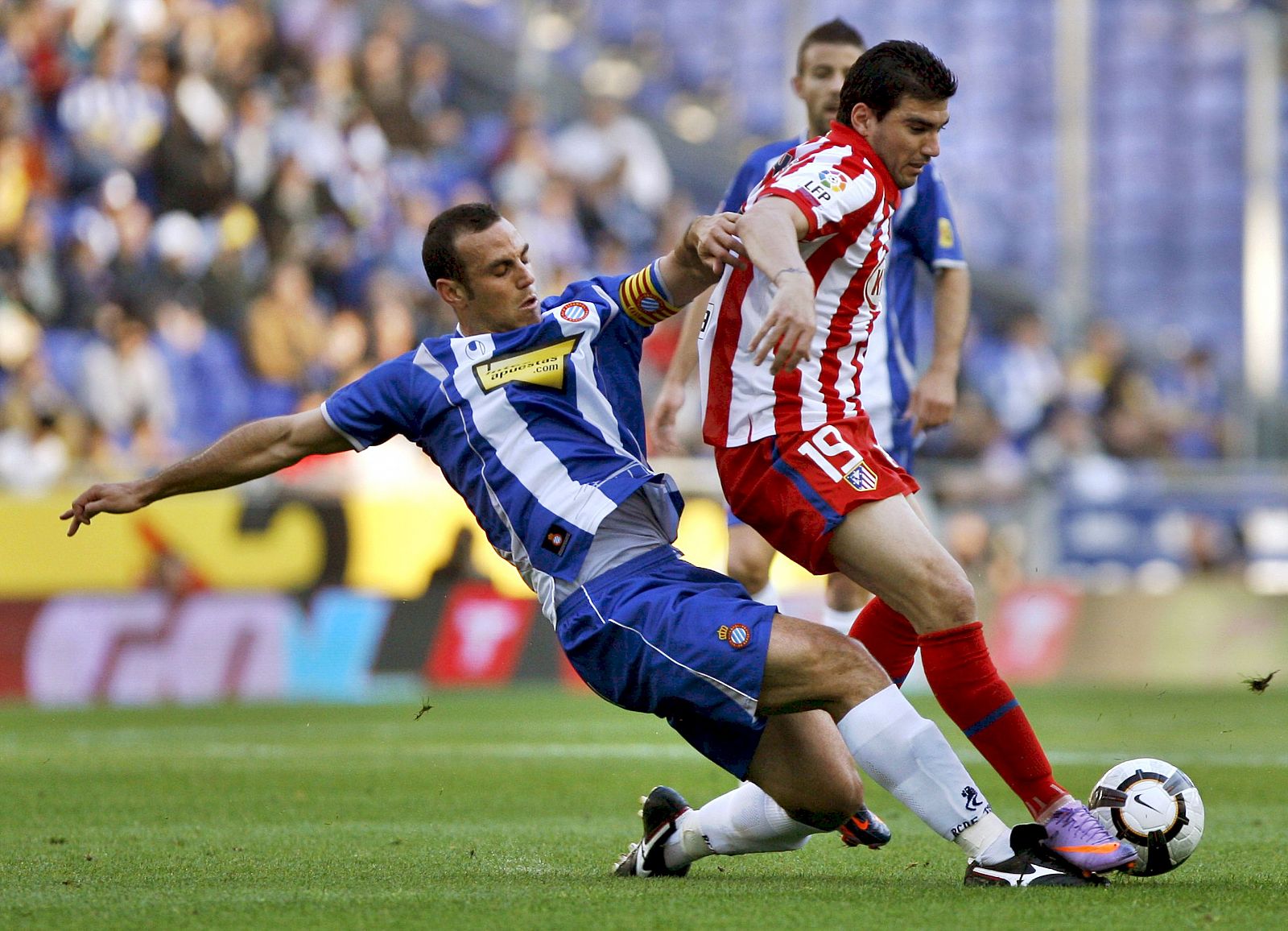 Moisés Hurtado (Espanyol) lucha por el balón con José Antonio Reyes.
