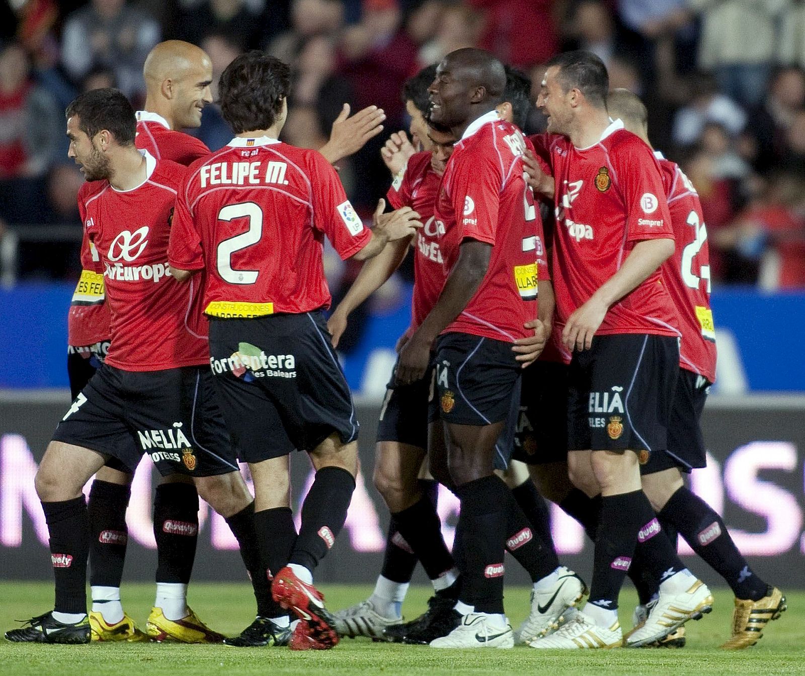 os jugadores del RCD Mallorca celebran un gol marcado ante el Valencia CF